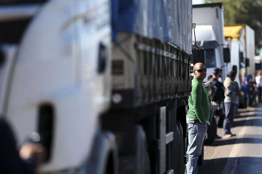 Apesar do apelo de Bolsonaro, caminhoneiros mantêm paralisação