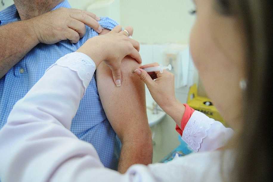 País vacina só 48% dos acima de 90, mas imuniza 142 mil dos menos prioritários