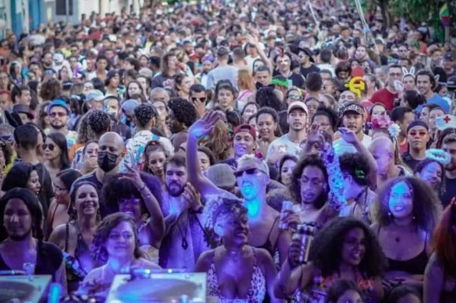 Pochetes, apps de carona, pulseiras de identificação e mais: veja dicas de segurança para evitar problemas durante o carnaval