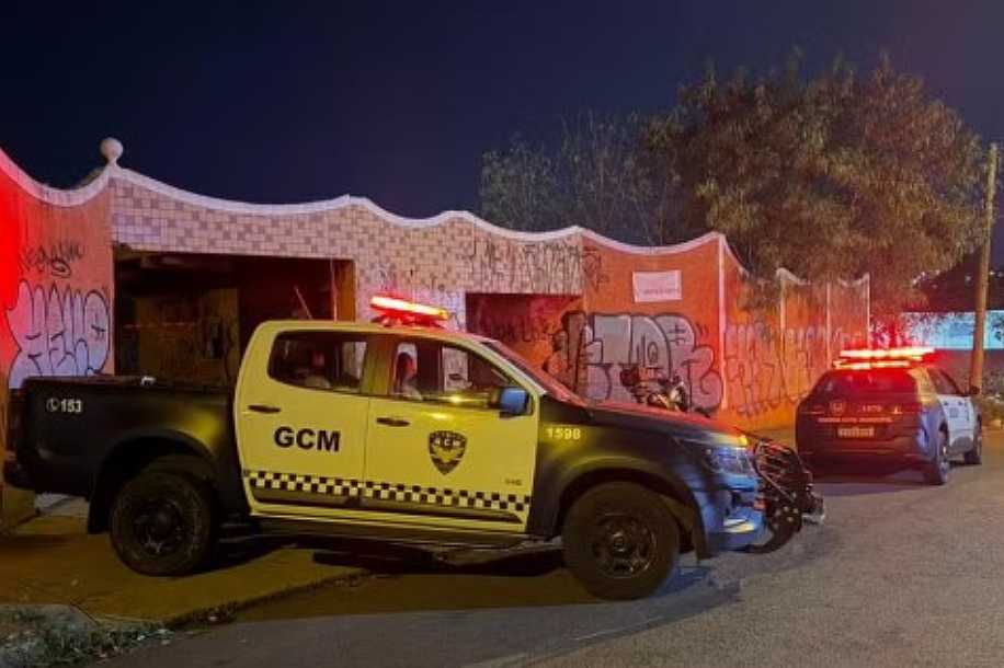 Homem é encontrado com sinais de espancamento e queimaduras pelo corpo em motel abandonado