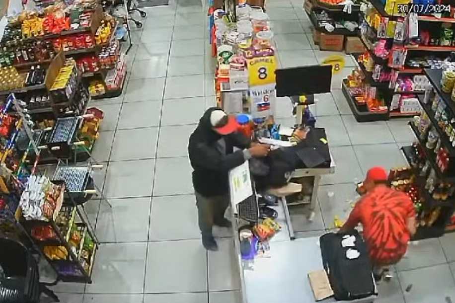 VÍDEO: ladrão quebra arma ao dar coronhada em vítima durante assalto a supermercado