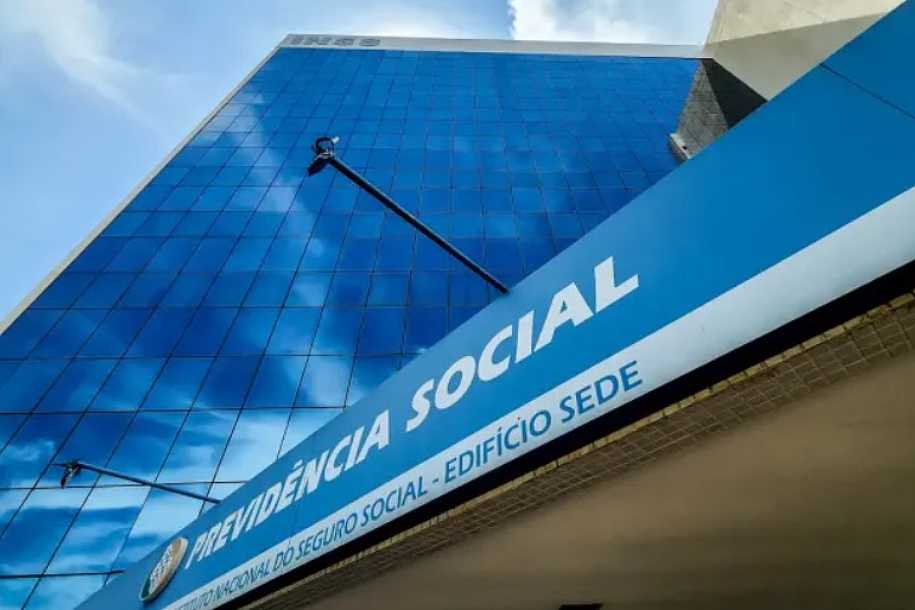 INSS começa a pagar benefícios acima do mínimo nesta terça