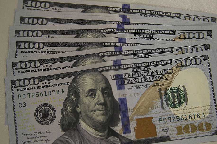 Dólar tem forte queda e Bolsa sobe com vitória de Lula