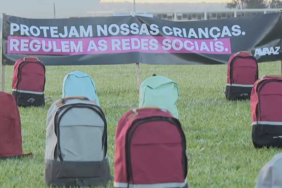 Mochilas vazias em frente ao Congresso, em Brasília, lembram vítimas de violência em escolas