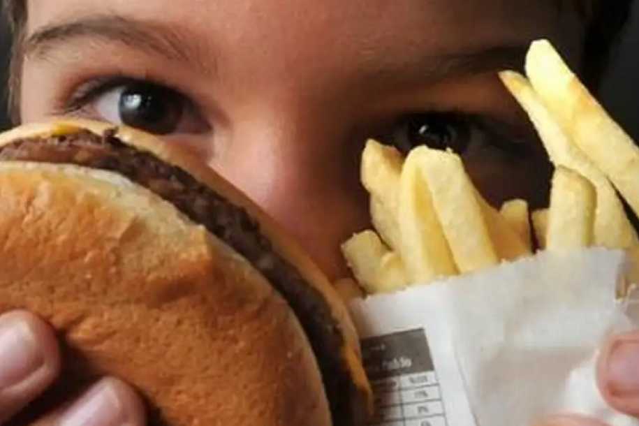 Crianças brasileiras de 3 a 10 anos estão mais altas e obesas, mostra estudo