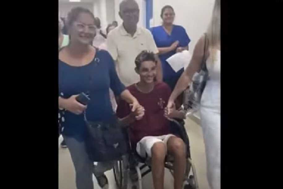 Sobrevivente de acidente que matou 7 da mesma família recebe alta