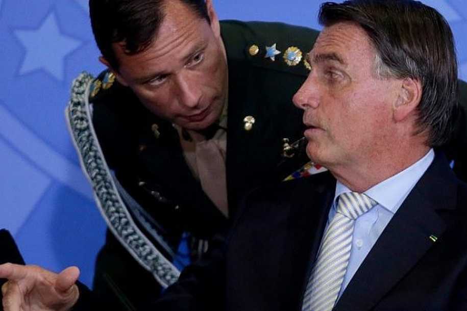 Polícia Federal faz buscas na casa de Jair Bolsonaro e prende Mauro Cid, ex-ajudante dele
