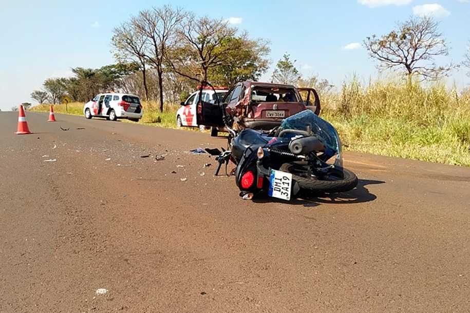 Jovem de 21 anos bate moto na traseira de carro e morre em estrada vicinal