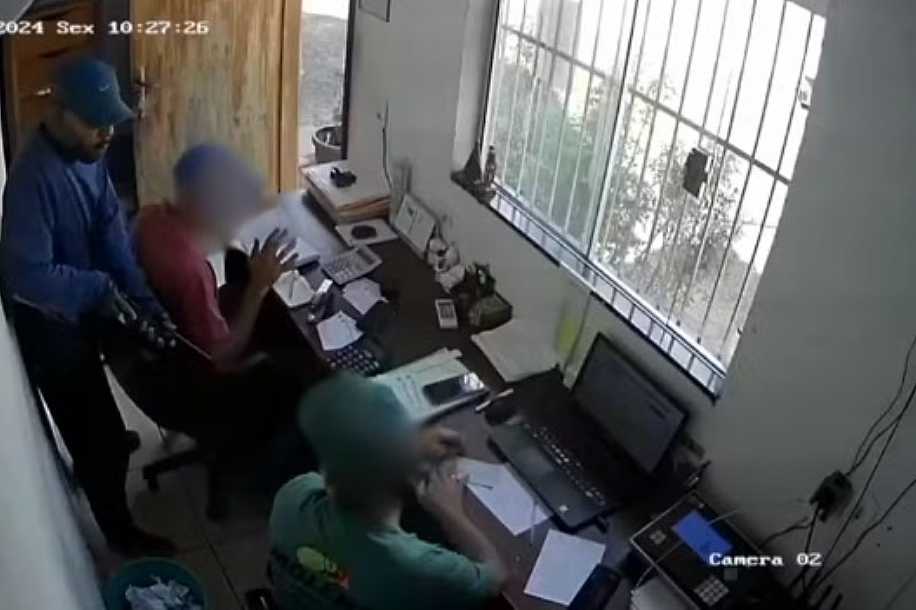 VÍDEO: bandidos usam arma para assaltar distribuidora de frutas no interior de SP