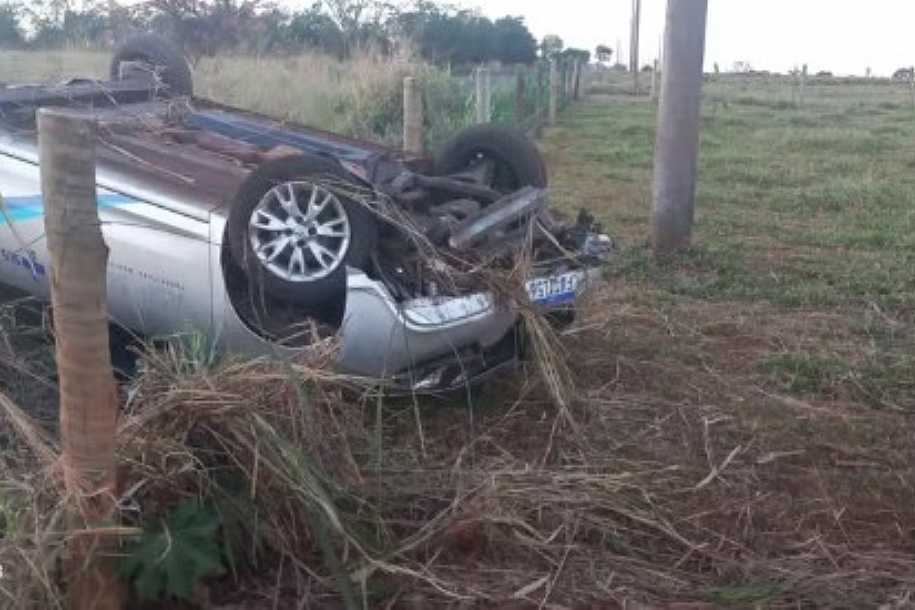 Dupla furta carro oficial da Prefeitura de Aspásia, arromba loja, capota durante fuga e acaba presa