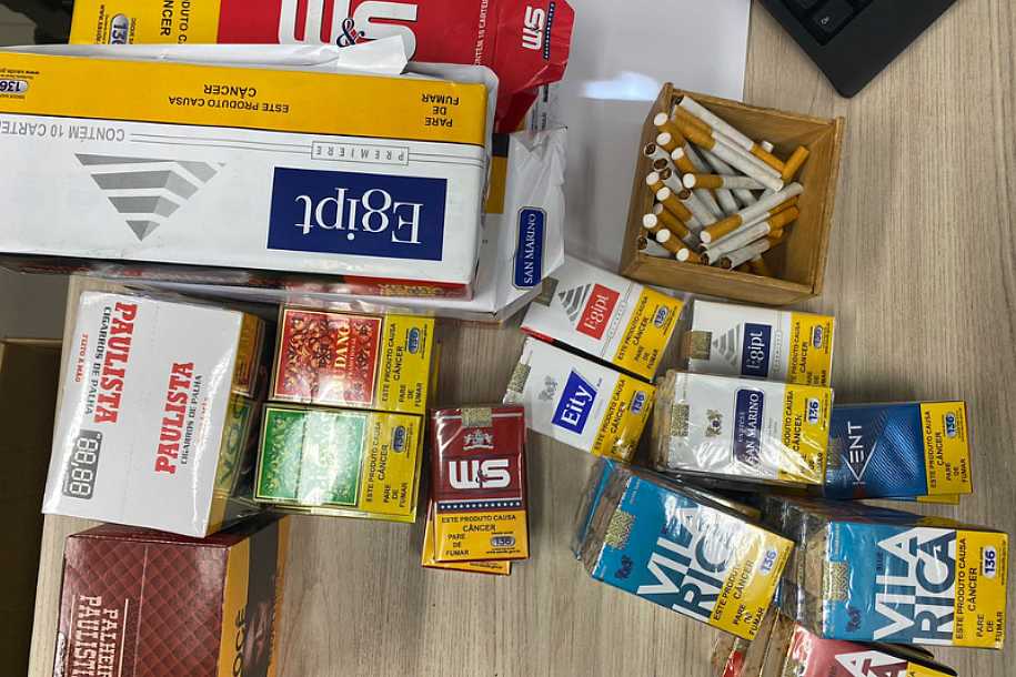 Policia faz operação para coibir venda de cigarros contrabandeados