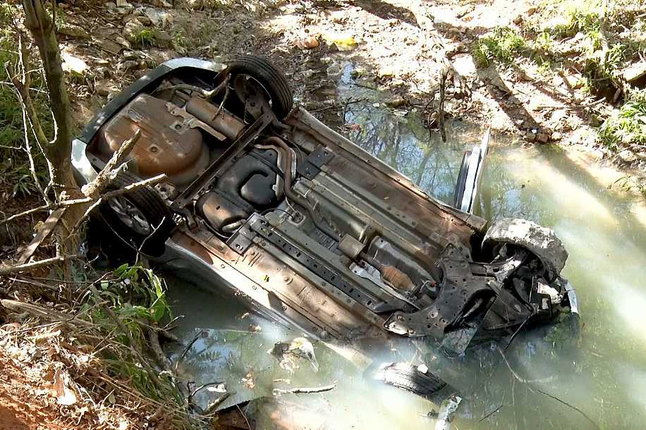 Araçatuba: carro cai em açude e idosa morre