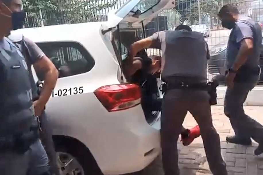 Filho que matou mãe com martelo após ser filmado apanhando dela é denunciado por homicídio qualificado