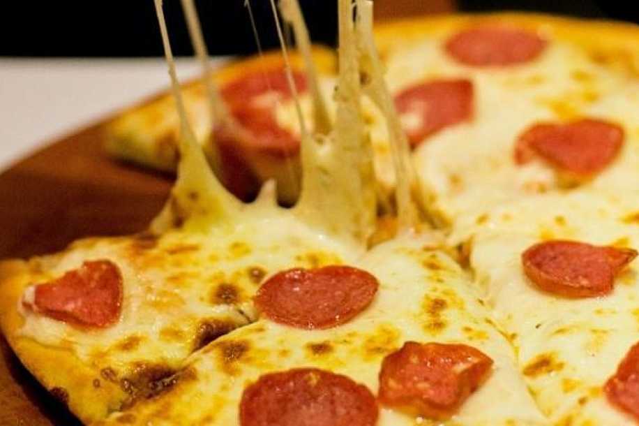 Mulher fica furiosa e agride o marido após saber que ele comeu pizza sem dividir com ela