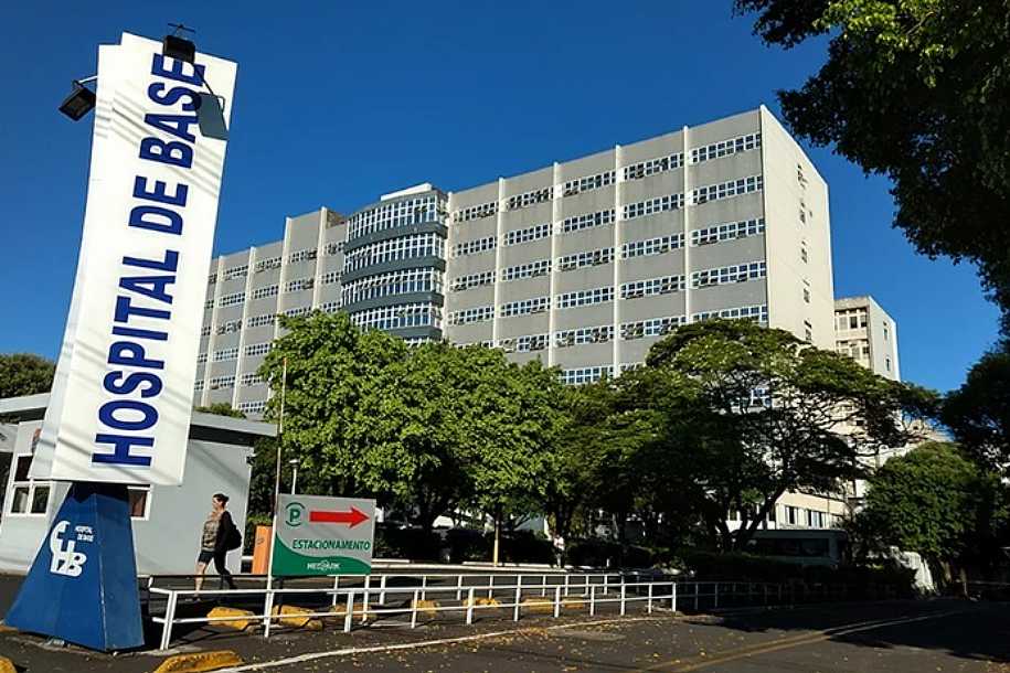 Trio rouba carro, foge na contramão de avenida e suspeito é baleado durante troca de tiros com policiais