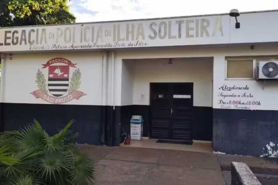 Menino é vítima de tentativa de sequestro após sair da escola e foge enquanto suspeito fala ao telefone