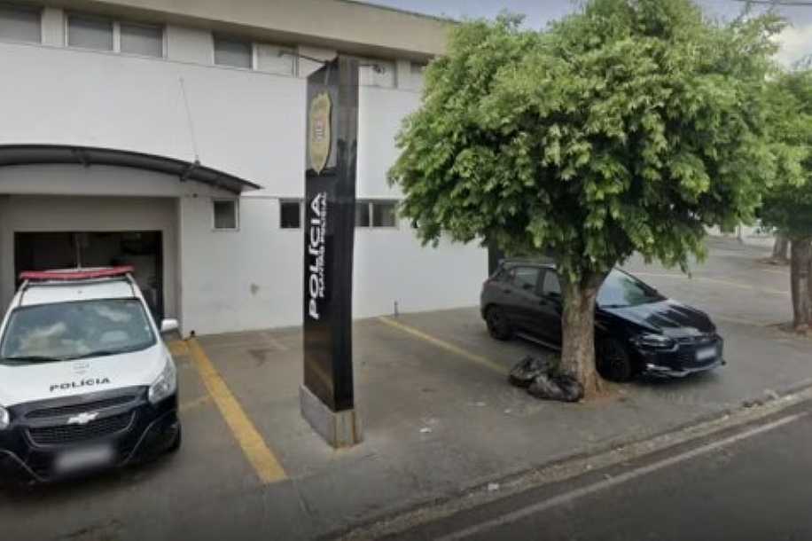 Homem é preso ao tentar atacar escrivão com pedaço de vidro em frente ao Plantão Policial de Catanduva