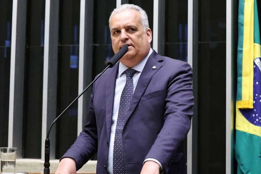 Flávio Bolsonaro anuncia Alfredo Gaspar como vice