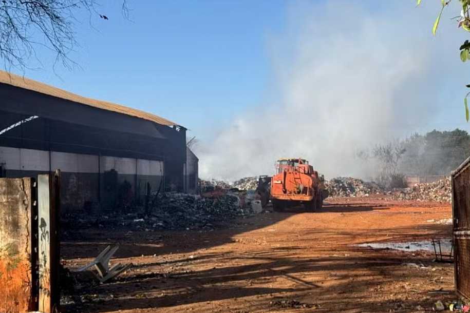 Incêndio em barracão de cooperativa de recicláveis em Ilha Solteira segue ativo pelo 3º dia