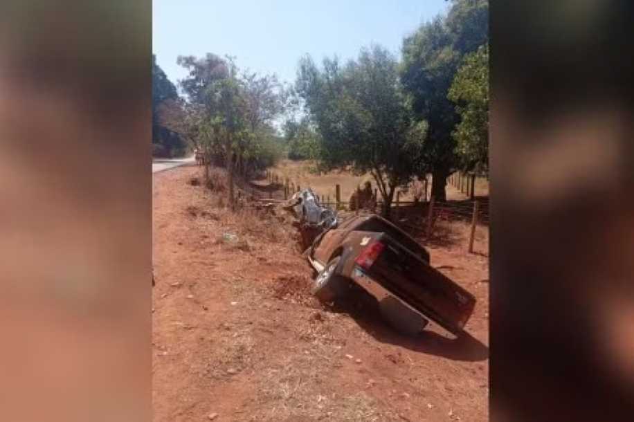 Motorista tem picape arremessada em acidente em estrada de terra e morre em Urânia