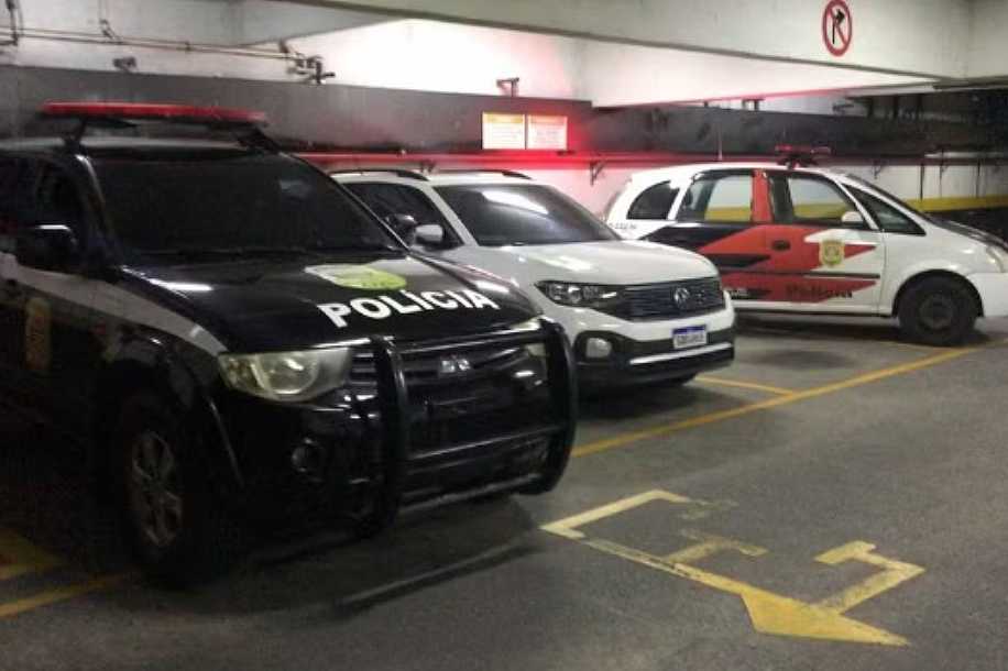 Polícia encontra carro roubado da equipe de segurança de Lula em estacionamento de mercado; vídeo mostra como foi o assalto