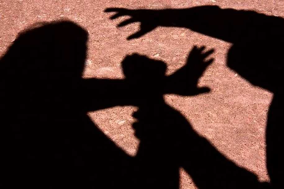 Menina de 13 anos aceita fazer book fotográfico e é abusada por homem