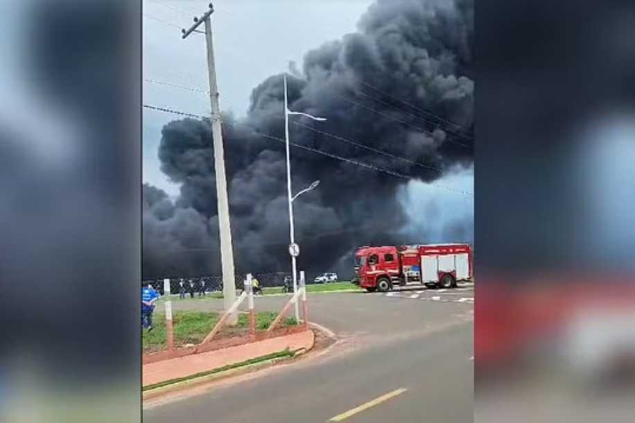 Incêndio causa destruição em fábrica de isopor à margem da BR-153 em José Bonifácio