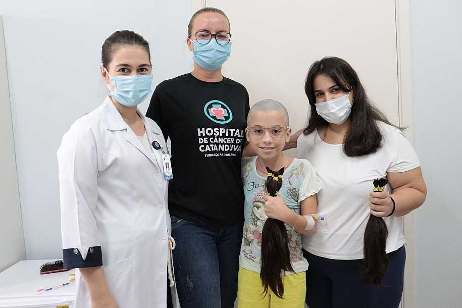 Criança de 11 anos doa cabelos antes de fazer cirurgia no cérebro