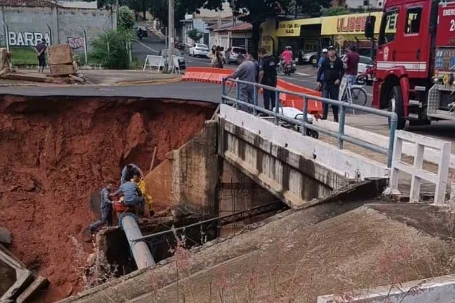 Mulher cai em cratera aberta em trecho de avenida em Birigui