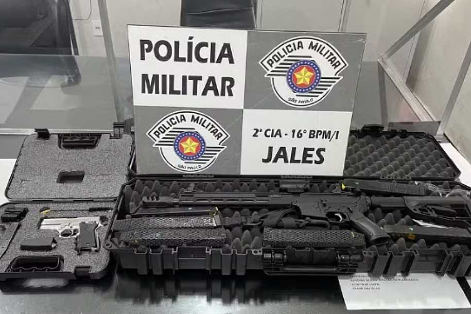 Homem é preso suspeito de agredir a esposa, ameaçar ela de morte e possuir carabina de uso restrito