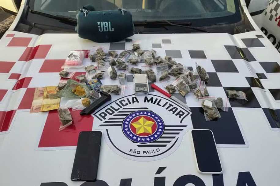 Adolescente é detido suspeito de transportar drogas em carro, fugir da polícia pela contramão em avenida e bater contra viatura