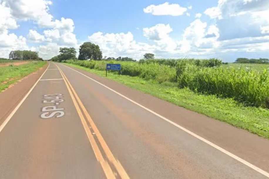 Mulher morre após capotamento de caminhonete em rodovia de Ouroeste