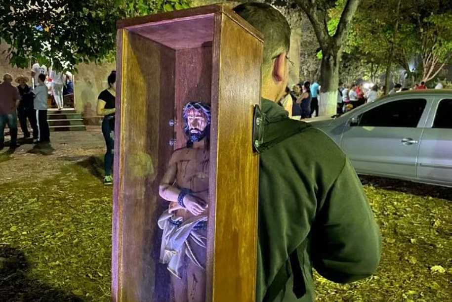 Fiel carrega imagem de Jesus Cristo nas costas durante romaria a pé até Santuário dos Castores: ´Agradecer´