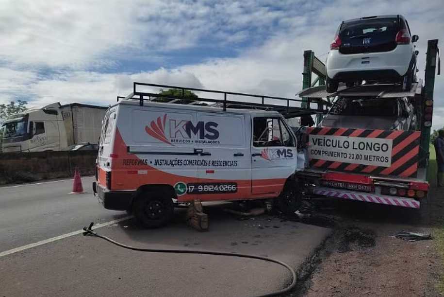 Motorista fica preso às ferragens após van bater na traseira de carreta-cegonha na BR-153