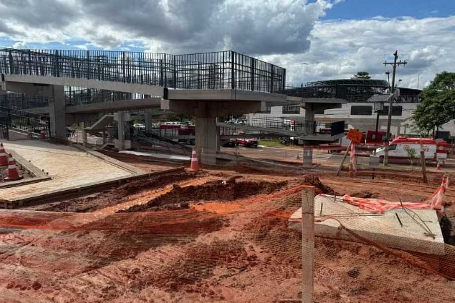 Queda de parte de passarela sobre linha férrea deixa quatro feridos em Rio Preto