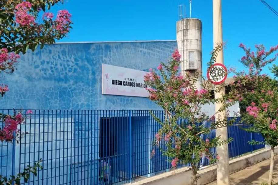 Criança de três anos é amarrada com lençol em cadeira de sala de aula e deixada sozinha durante o intervalo em escola municipal