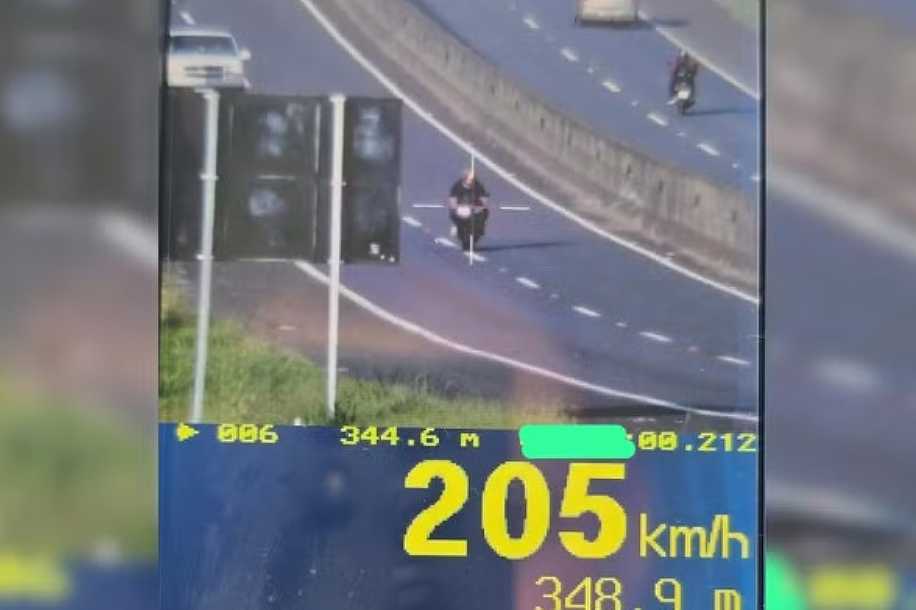 Motociclista é flagrado a mais de 200 km/h em trecho de rodovia com velocidade limite de 90 km/h