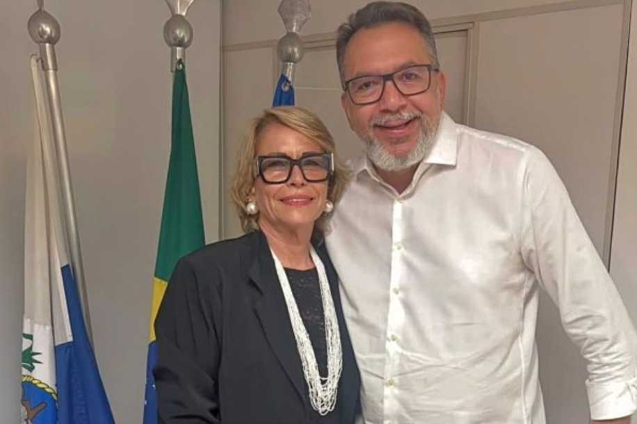 Mãe de Flávio Bolsonaro é suplente de alvo da PF