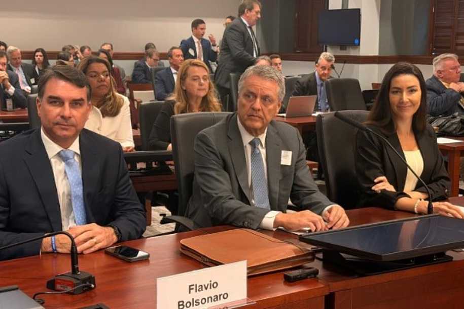 Nos EUA, Flávio pede adiamento do tarifaço até eleições