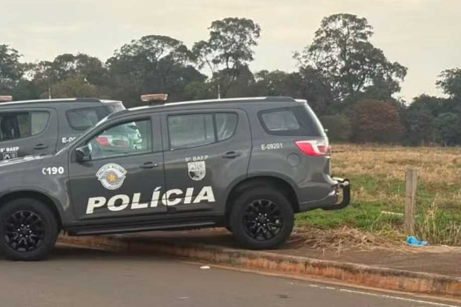 Dois suspeitos de tentar furtar empresa morrem em troca de tiros com policiais de folga