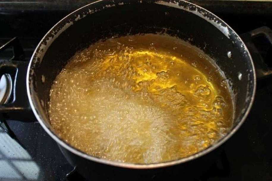 Menino salva mãe jogando óleo quente em padrasto