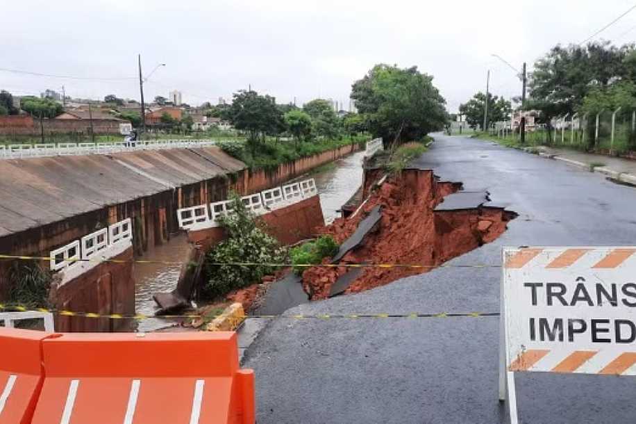 Parte de avenida ao lado de córrego desmorona durante chuva em Birigui