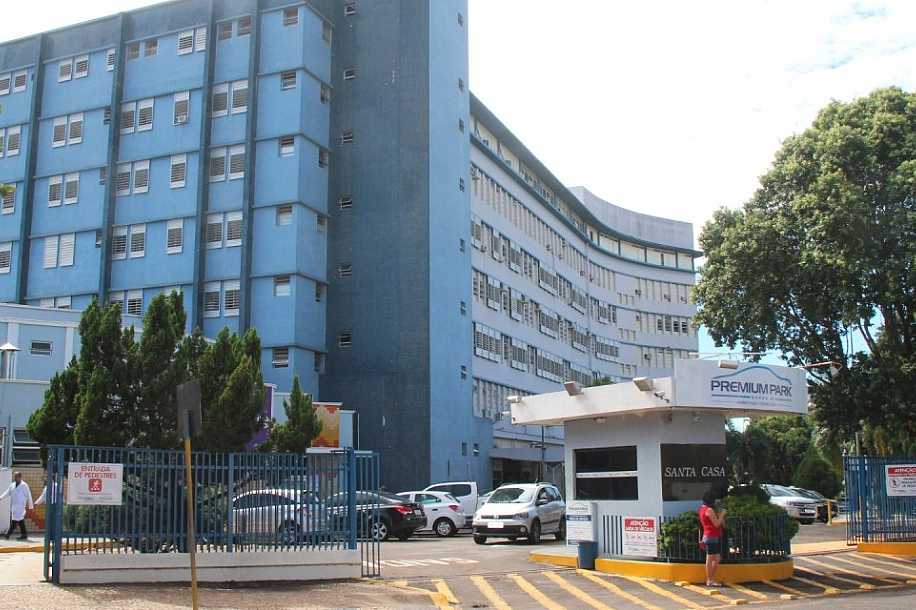 Idosa de 81 anos, com covid-19, é retirada de hospital por filha e morre