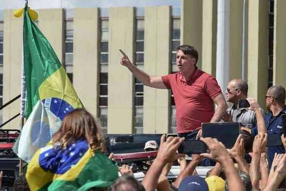 Em conversa com apoiadores, Bolsonaro mantém discurso de confronto e ataques