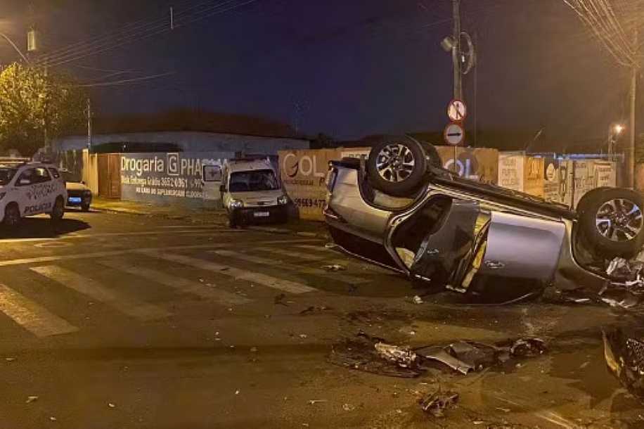 Adolescente que bateu carro contra ambulância tentava mexer no volume do rádio enquanto dirigia, diz polícia