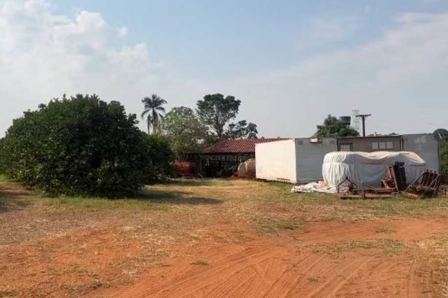 Trio armado invade sítio, rende idosos e tranca as vítimas no banheiro da casa para roubar defensivos agrícolas