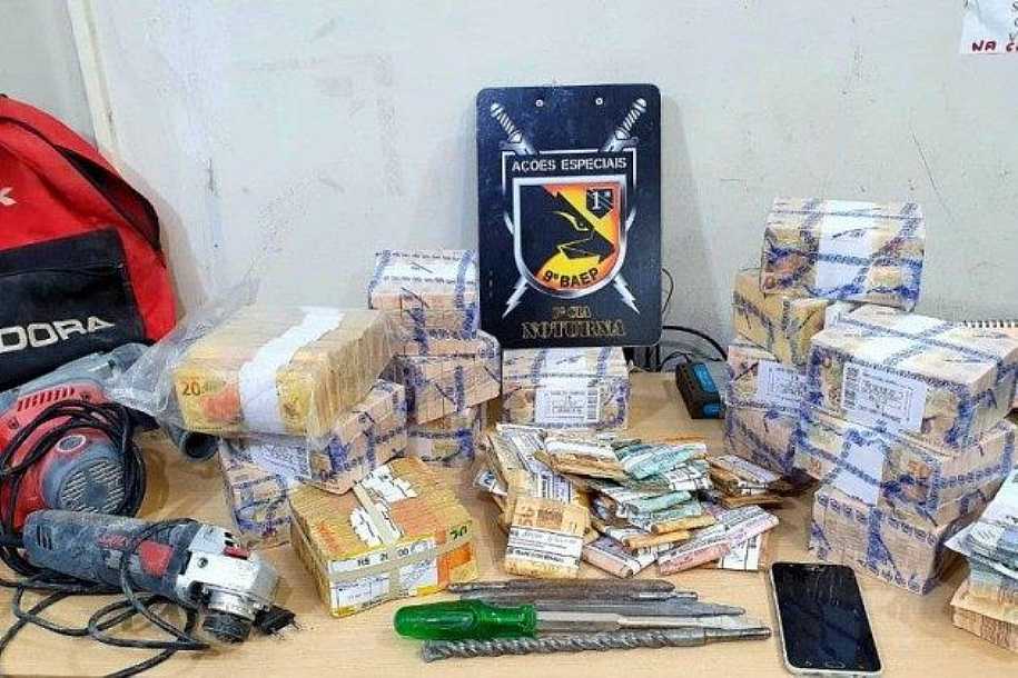 Baep prende dupla e recupera mais de R$ 760 mil furtados de agência bancária