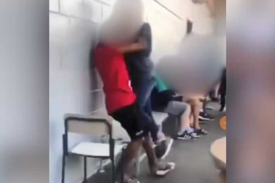 Mãe denuncia homofobia e xenofobia após adolescente ser agredido por alunos dentro de escola estadual