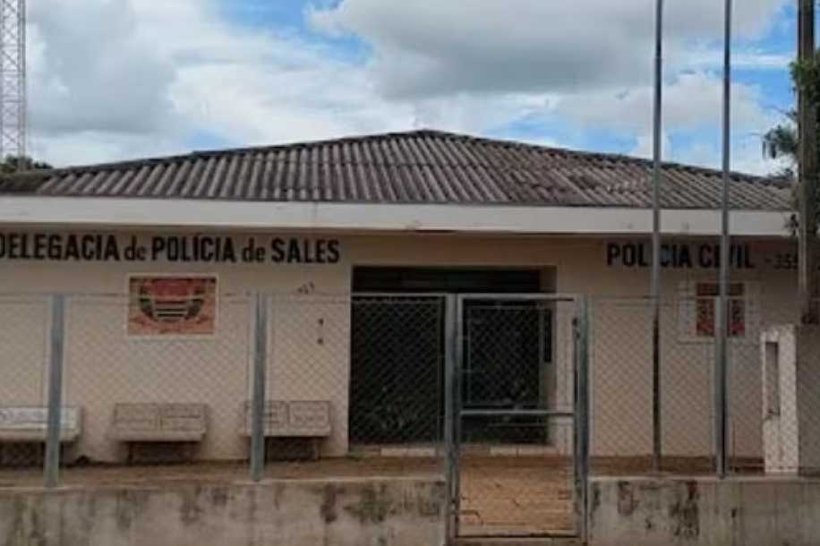 Mulher morre após bater carro contra poste em Sales
