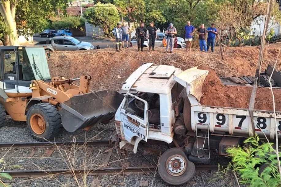 Trem havia passado minutos antes de caminhão cair em linha férrea em Jales